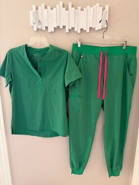 FIGS FreeX Safety Green Set Mandarin S Top with Zamora M Jogger Pants